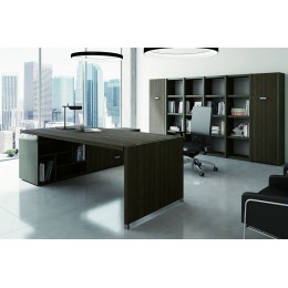 Scrivania con piano e gambe in legno con due librerie Evo portanti e mobile di servizio Tower Evo