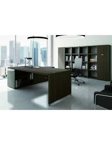 Scrivania con piano e gambe in legno con due librerie Evo portanti e mobile di servizio Tower Evo