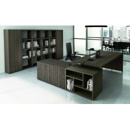 Scrivania con piano e gambe in legno con due librerie Evo portanti e mobile di servizio Tower Evo