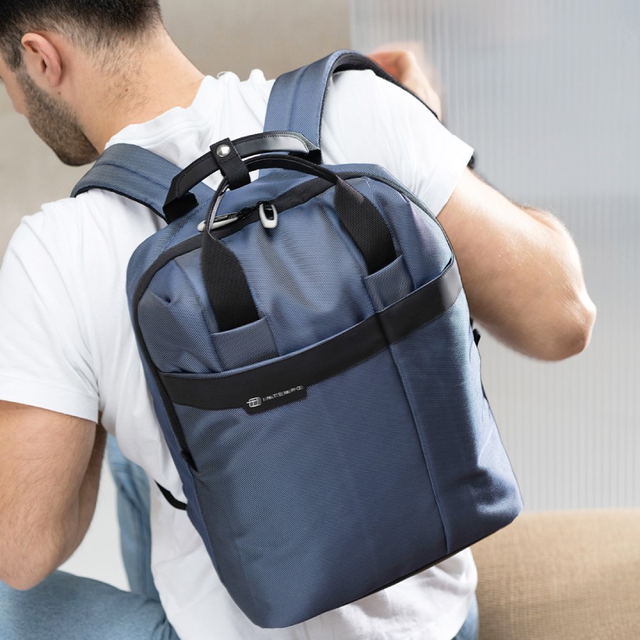 Uomo con zaino intempo