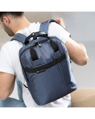 Uomo con zaino intempo